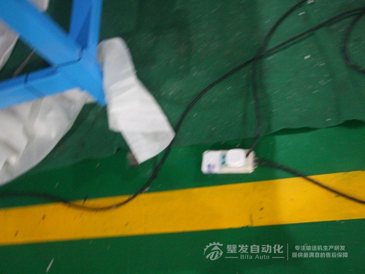 藍(lán)色碳鋼烤漆大線結(jié)構(gòu)皮帶輸送機 藍(lán)色碳鋼烤漆大線結(jié)構(gòu)皮帶輸送機