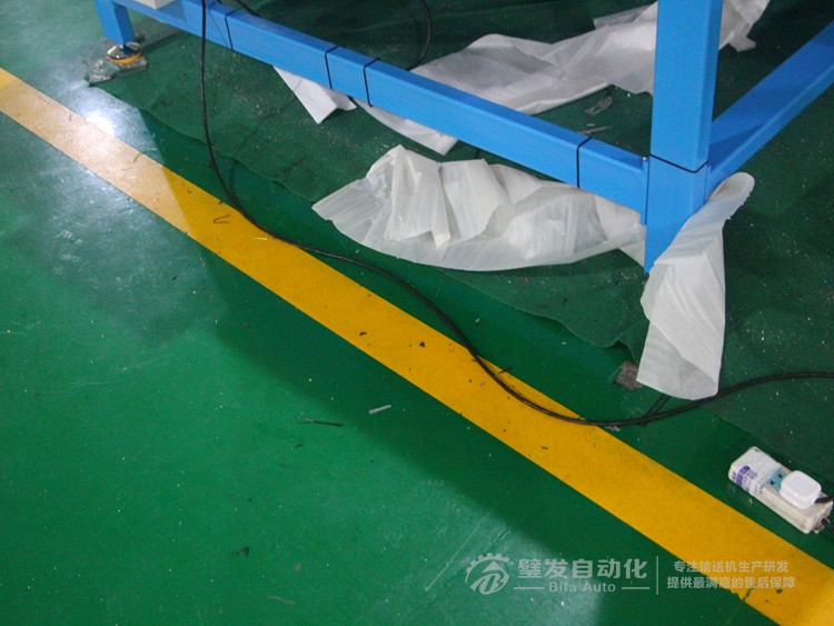 藍(lán)色碳鋼烤漆大線結(jié)構(gòu)皮帶輸送機 藍(lán)色碳鋼烤漆大線結(jié)構(gòu)皮帶輸送機