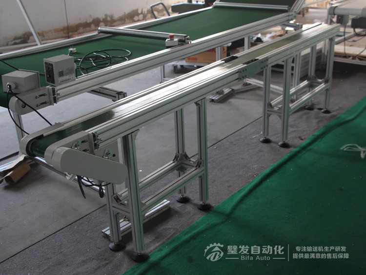 加防跑偏導條中間斷開小型非標皮帶輸送機 加防跑偏導條中間斷開小型非標皮帶輸送機