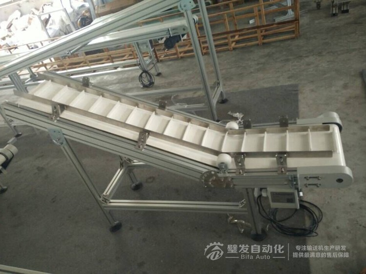 非標不銹鋼擋邊白色PVC流水線小型爬坡輸送機 非標不銹鋼擋邊白色PVC流水線小型爬坡輸送機