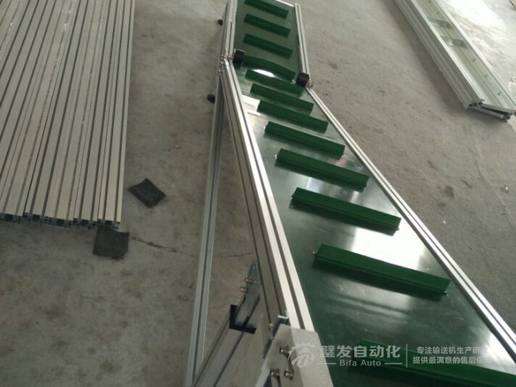 帶平臺擋板爬坡輸送機 帶平臺擋板爬坡輸送機