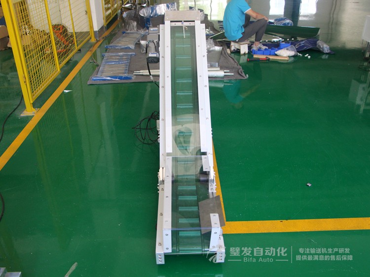 低端加平臺導(dǎo)條擋板上方加透明亞克力護(hù)罩爬坡皮帶輸送機(jī) 低端加平臺導(dǎo)條擋板上方加透明亞克力護(hù)罩爬坡皮帶輸送機(jī)