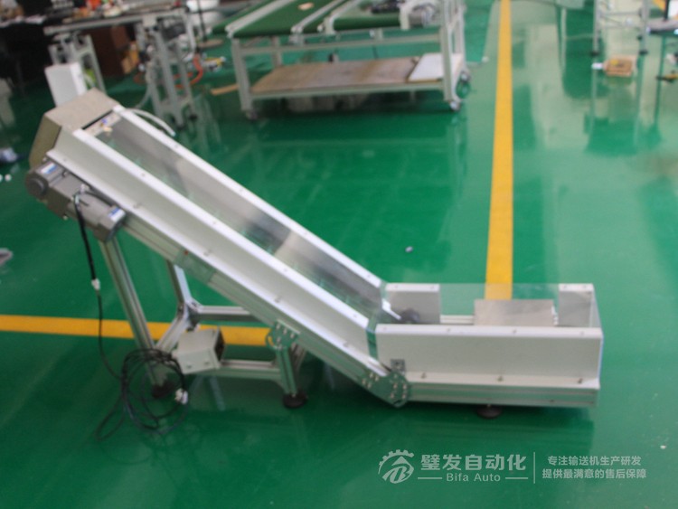 低端加平臺導條擋板上方加透明亞克力護罩爬坡皮帶輸送機 低端加平臺導條擋板上方加透明亞克力護罩爬坡皮帶輸送機