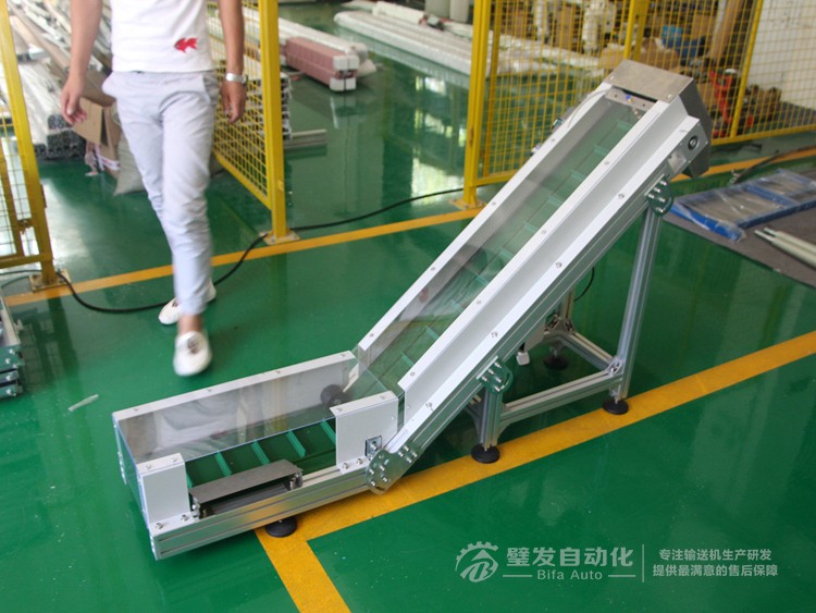 低端加平臺導(dǎo)條擋板上方加透明亞克力護(hù)罩爬坡皮帶輸送機(jī) 低端加平臺導(dǎo)條擋板上方加透明亞克力護(hù)罩爬坡皮帶輸送機(jī)