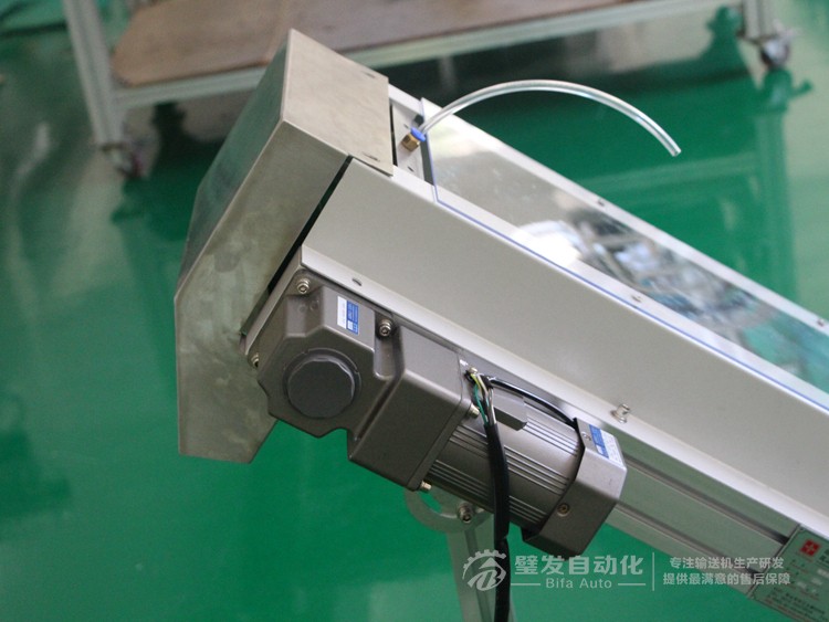 低端加平臺導(dǎo)條擋板上方加透明亞克力護(hù)罩爬坡皮帶輸送機(jī) 低端加平臺導(dǎo)條擋板上方加透明亞克力護(hù)罩爬坡皮帶輸送機(jī)