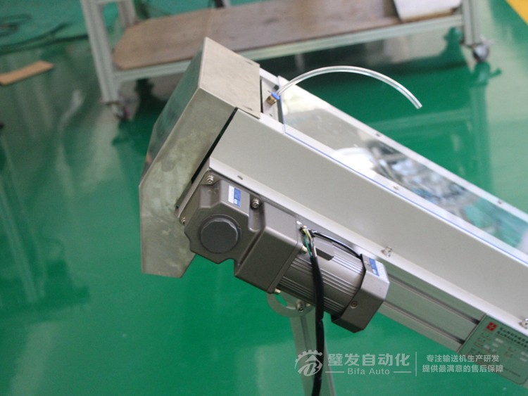 低端加平臺導(dǎo)條擋板上方加透明亞克力護(hù)罩爬坡皮帶輸送機(jī) 低端加平臺導(dǎo)條擋板上方加透明亞克力護(hù)罩爬坡皮帶輸送機(jī)