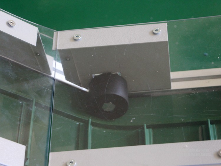 低端加平臺導(dǎo)條擋板上方加透明亞克力護(hù)罩爬坡皮帶輸送機(jī) 低端加平臺導(dǎo)條擋板上方加透明亞克力護(hù)罩爬坡皮帶輸送機(jī)