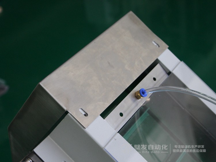 低端加平臺導(dǎo)條擋板上方加透明亞克力護(hù)罩爬坡皮帶輸送機(jī) 低端加平臺導(dǎo)條擋板上方加透明亞克力護(hù)罩爬坡皮帶輸送機(jī)