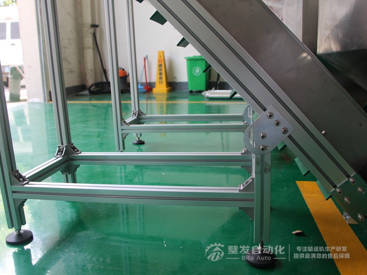 低端平臺精研電機不銹鋼擋邊料斗爬坡輸送機 低端平臺精研電機不銹鋼擋邊料斗爬坡輸送機