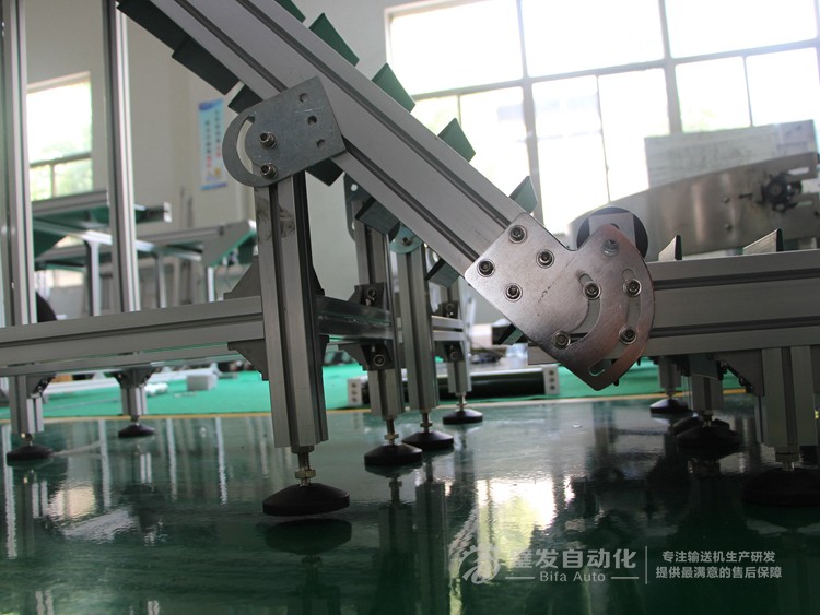 低端平臺精研電機不銹鋼擋邊料斗爬坡輸送機 低端平臺精研電機不銹鋼擋邊料斗爬坡輸送機