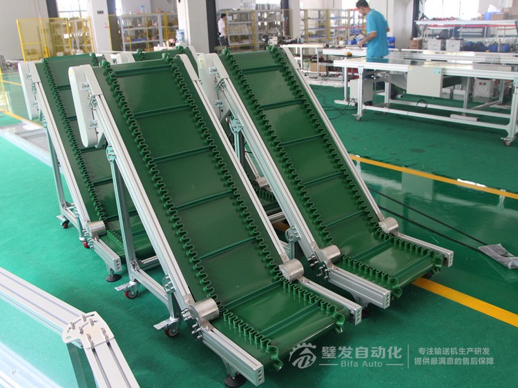 低端帶平臺裙邊擋板小型爬坡輸送機 低端帶平臺裙邊擋板小型爬坡輸送機