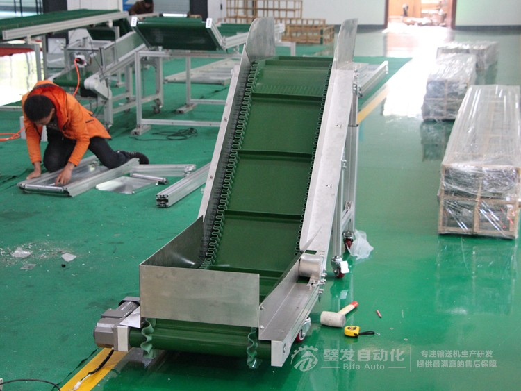 即加裙邊擋板又加鍍鋅擋邊Z字形爬坡輸送機 即加裙邊擋板又加鍍鋅擋邊Z字形爬坡輸送機